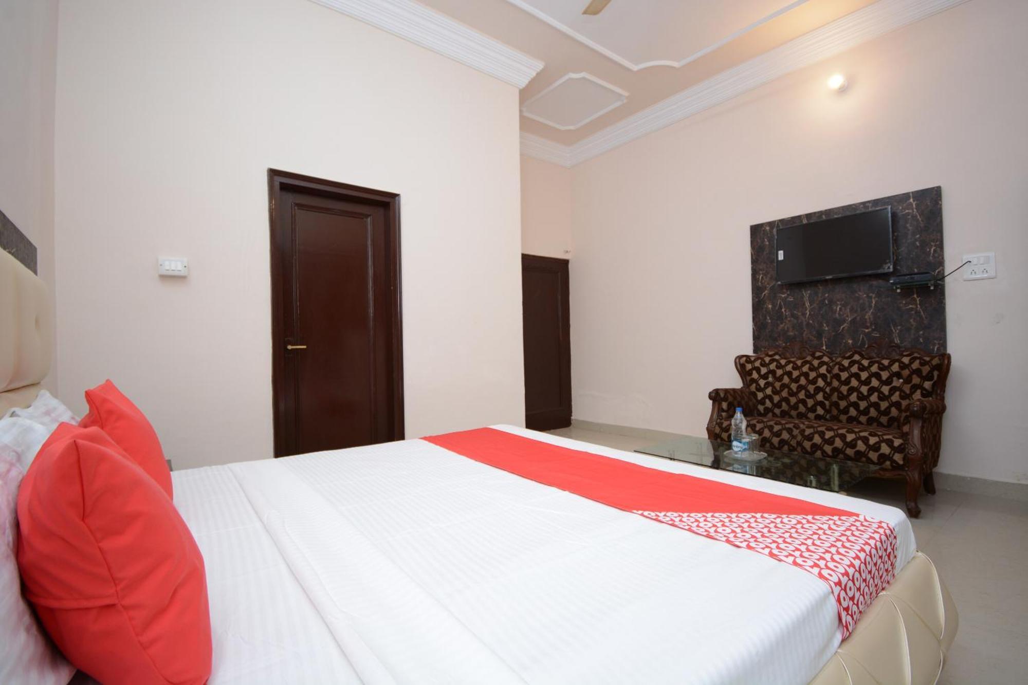 Hotel Asia Palace Pathānkot Екстериор снимка