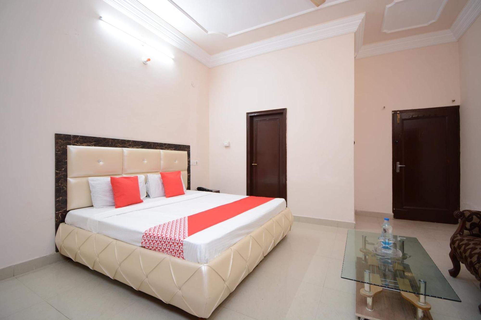 Hotel Asia Palace Pathānkot Екстериор снимка